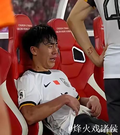 “什琴斯尼透露在更衣室抽烟,并安慰巴萨小将” “什琴斯尼透露在更衣室抽烟,并安慰巴萨小将”